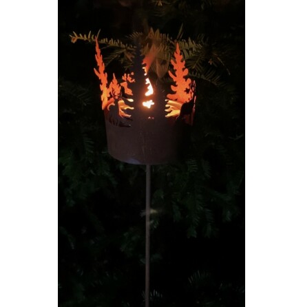Marschallh�llare p� stav med djur och granar Lind decoration